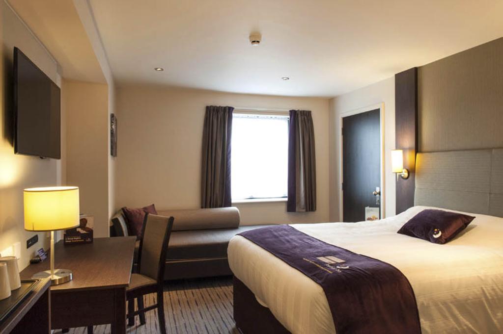 Premier Inn High Wycombe/Beaconsfield Ngoại thất bức ảnh