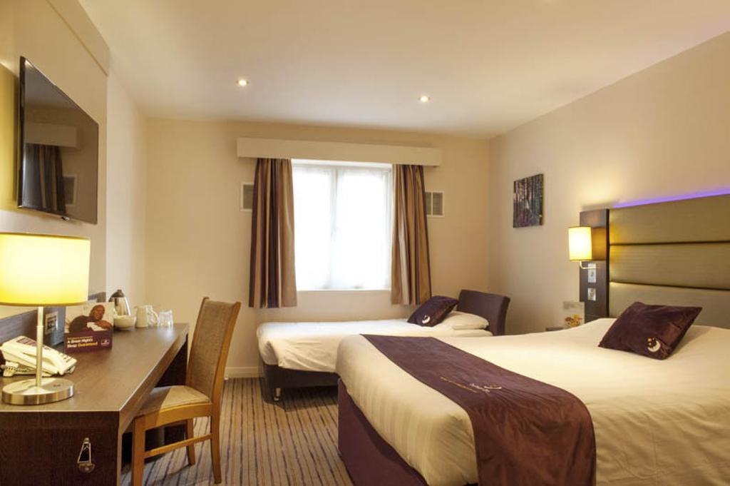 Premier Inn High Wycombe/Beaconsfield Ngoại thất bức ảnh