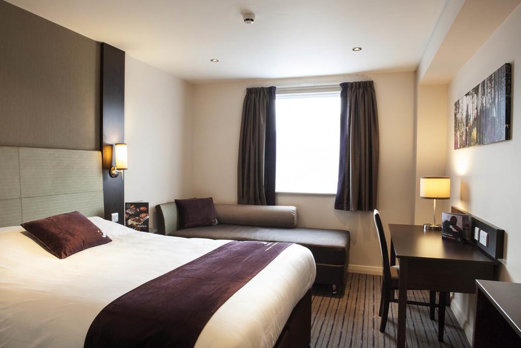Premier Inn High Wycombe/Beaconsfield Ngoại thất bức ảnh