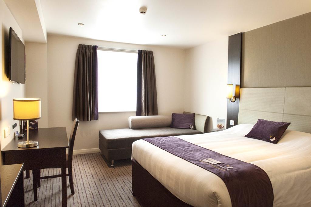 Premier Inn High Wycombe/Beaconsfield Ngoại thất bức ảnh