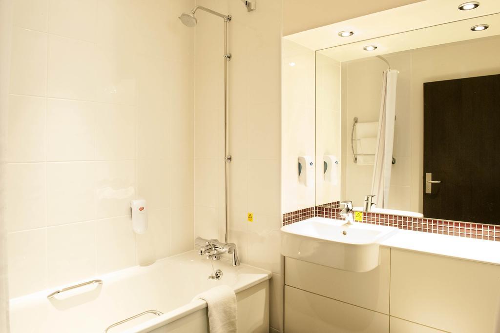 Premier Inn High Wycombe/Beaconsfield Ngoại thất bức ảnh