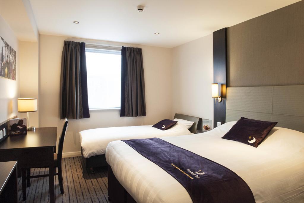 Premier Inn High Wycombe/Beaconsfield Ngoại thất bức ảnh