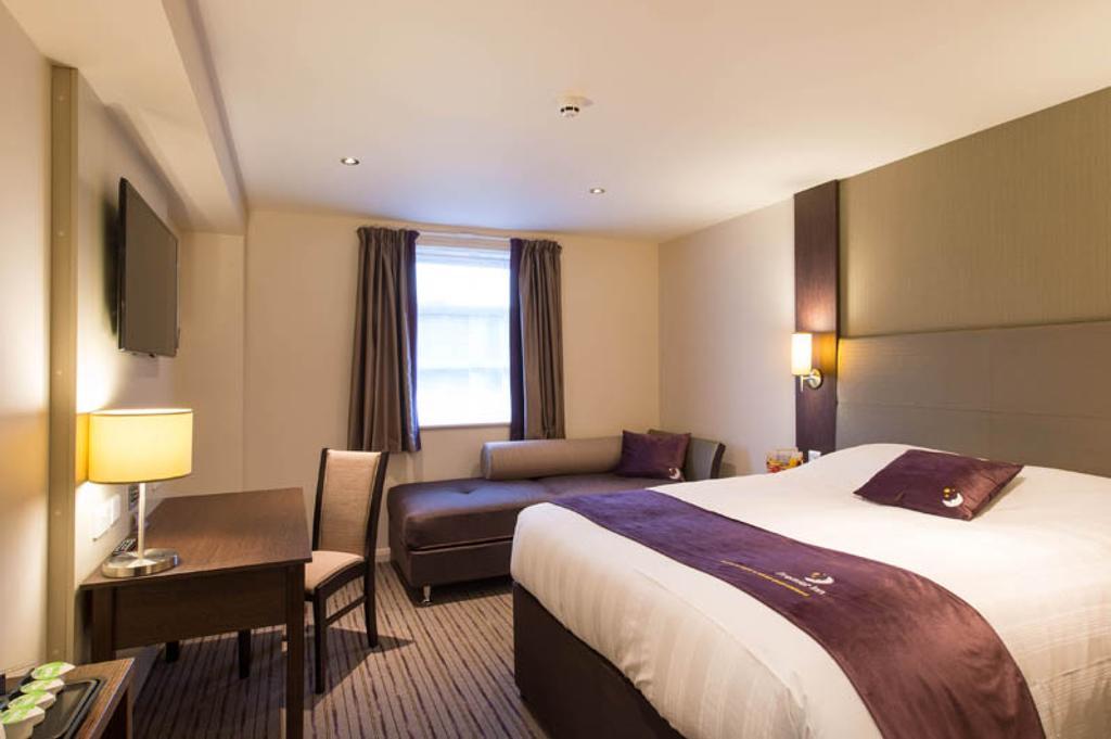 Premier Inn High Wycombe/Beaconsfield Ngoại thất bức ảnh
