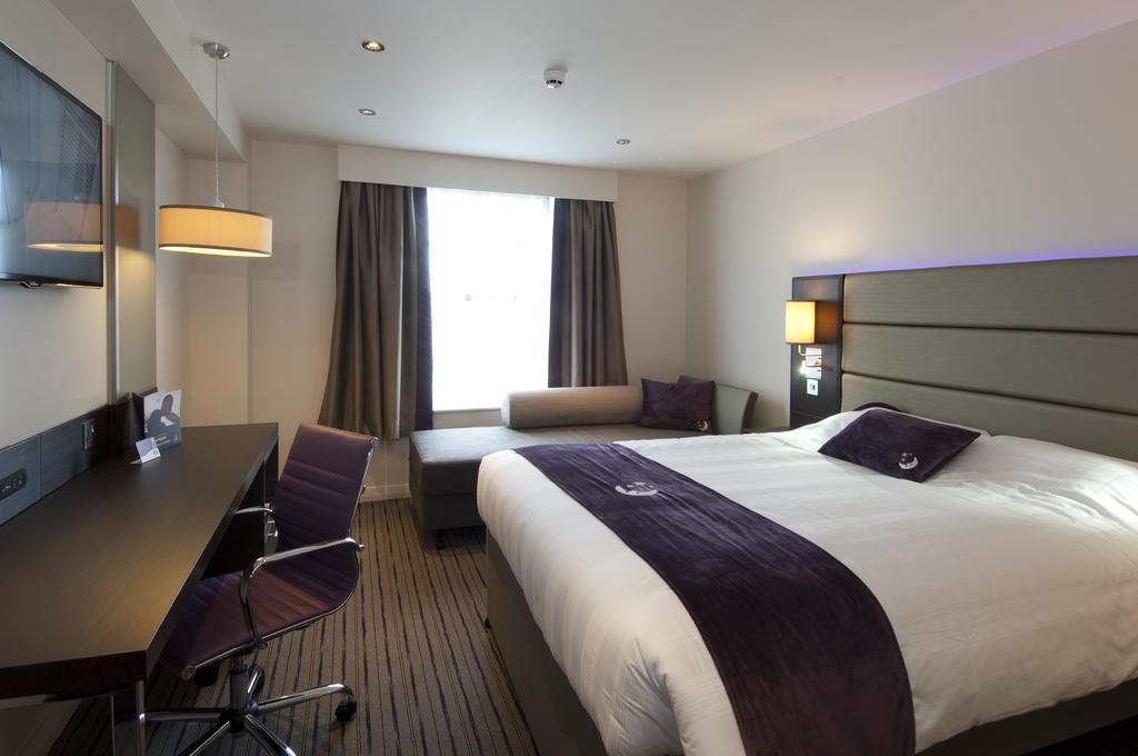 Premier Inn High Wycombe/Beaconsfield Ngoại thất bức ảnh