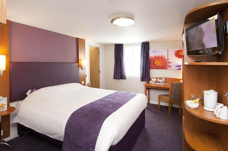 Premier Inn High Wycombe/Beaconsfield Ngoại thất bức ảnh
