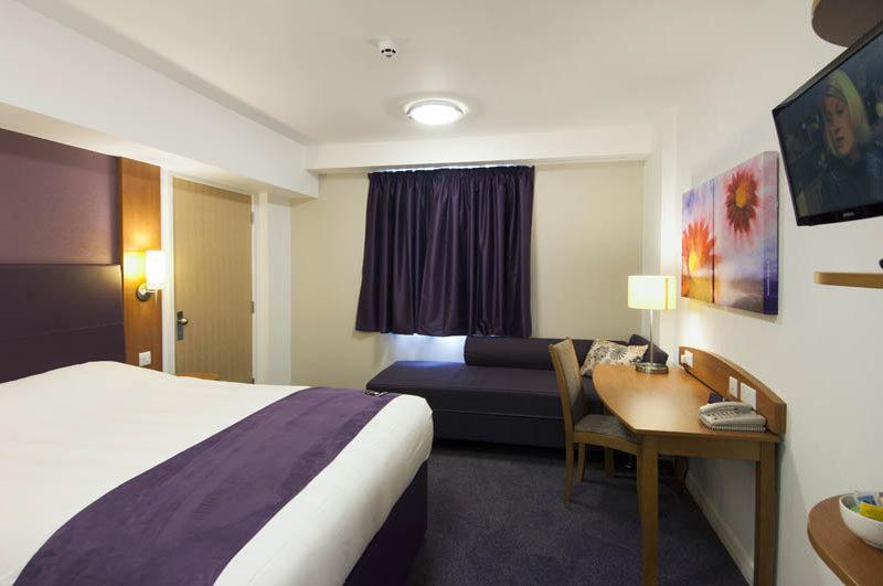 Premier Inn High Wycombe/Beaconsfield Ngoại thất bức ảnh